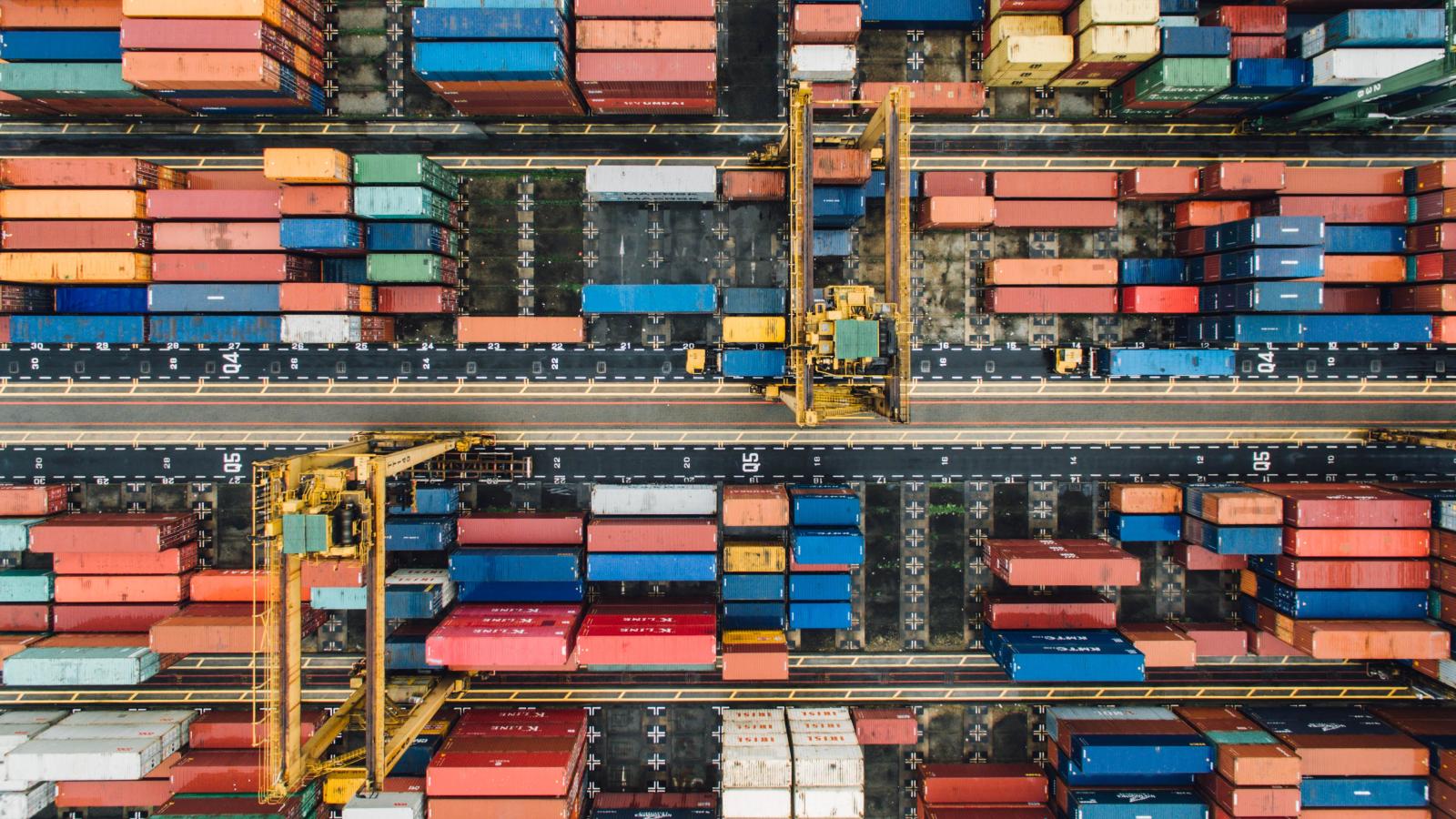 chuttersnap-kycnggkcvyw-unsplash.jpg containers