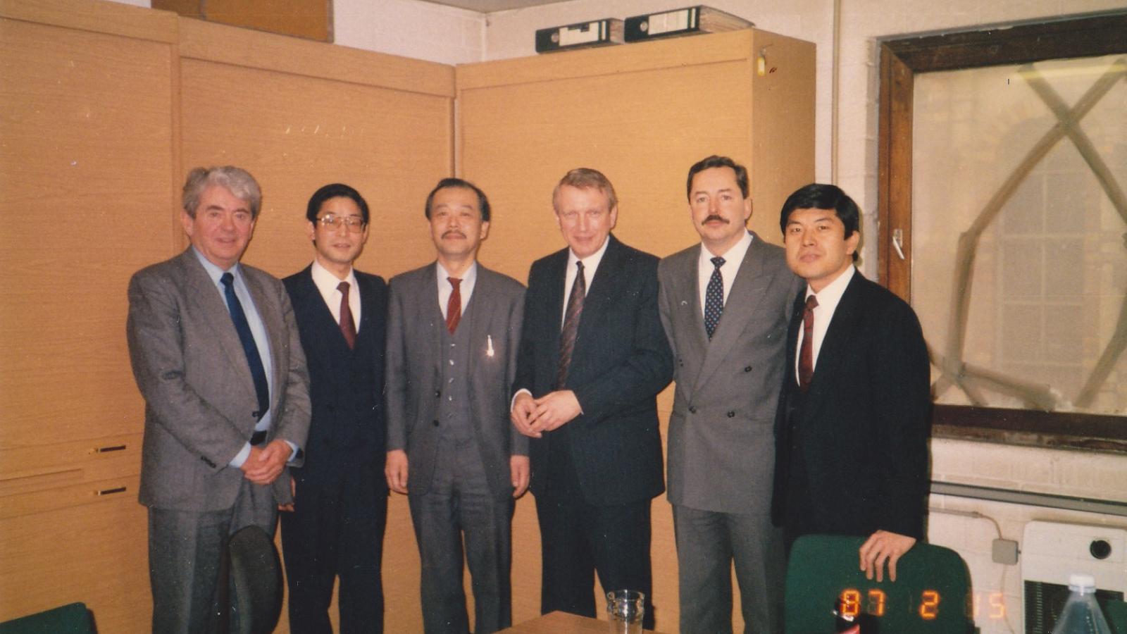 Itakura und andere Im Baubüro des Gießerei-Projekts in Leipzig, DDR, 15.02.1987