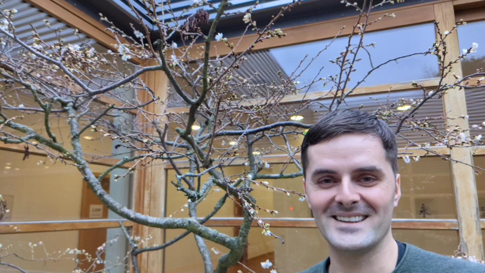Stefan Pokrandt im innenhof des JDZB
