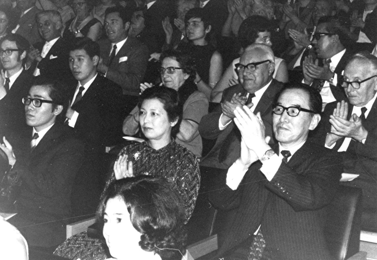 Publikum mit ŌGA Koshirō und Ehefrau ŌGA Nejiko