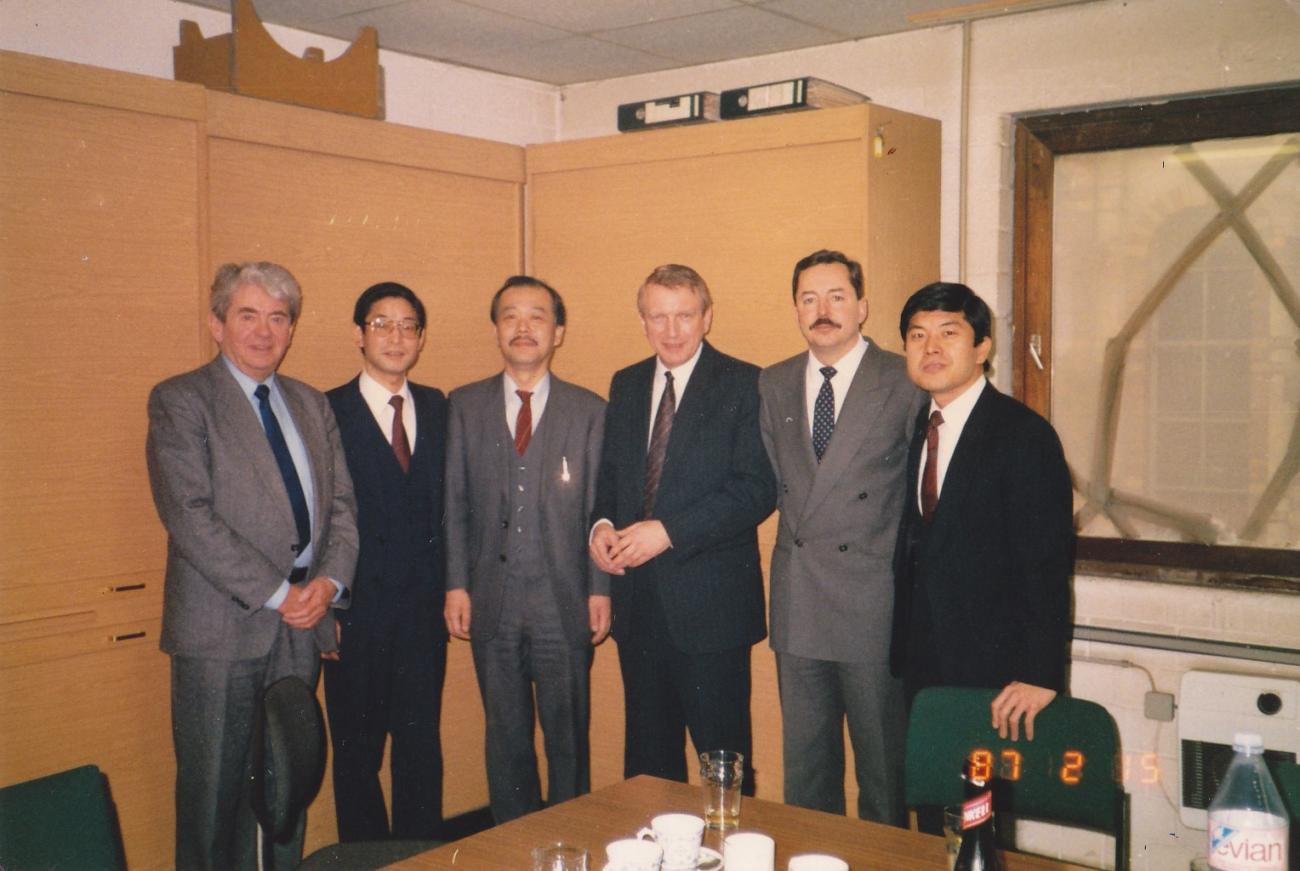 Itakura und andere Im Baubüro des Gießerei-Projekts in Leipzig, DDR, 15.02.1987