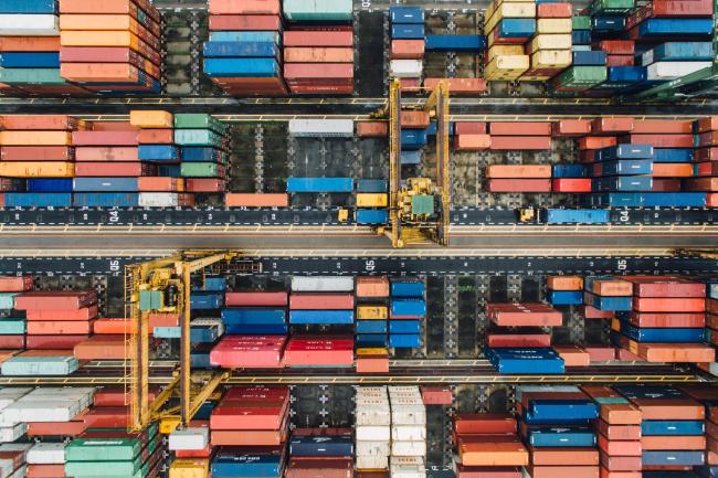 chuttersnap-kycnggkcvyw-unsplash.jpg containers